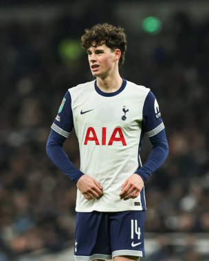 Tottenham Hotspur takımından Archie Gray, 8 Ocak 2025 'te Londra' daki Tottenham Hotspur Stadyumu 'nda oynanan Carabao Kupası Yarı Finali' nde Liverpool 'a karşı birinci bacak Tottenham Hotspur maçında yarışacak.
