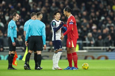 Tottenham Hotspur 'dan Son Heung-Min ve Liverpool' dan Virgil van Dijk, 8 Ocak 2025 'te Tottenham Hotspur Stadyumu' nda oynanan Carabao Kupası Yarı Finalleri 'nin önünde el sıkışıyorlar.