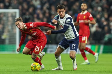 Liverpool 'dan Kostas Tsimikas ve Tottenham Hotspur' dan Brennan Johnson, 8 Ocak 2025 'te Tottenham Hotspur Stadyumu' nda oynanan Carabao Kupası Yarı Finalleri 'nde top için mücadele ediyorlar.