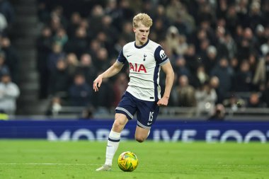 Tottenham Hotspur takımından Lucas Bergvall, 8 Ocak 2025 'te Londra' daki Tottenham Hotspur Stadyumu 'nda oynanan Carabao Kupası Yarı Finalleri' nde topa vuruyor.