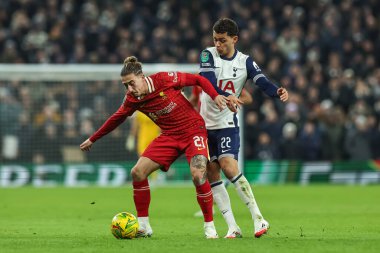 Liverpool 'dan Kostas Tsimikas, 8 Ocak 2025' te Tottenham Hotspur Stadyumu 'nda oynanan Carabao Kupası Yarı Finalleri' nde topu Tottenham Hotspur 'a karşı Liverpool' dan Brennan Johnson 'dan koruyor.
