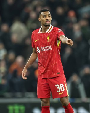 Liverpool 'dan Ryan Gravenberch, 8 Ocak 2025' te Londra 'daki Tottenham Hotspur Stadyumu' nda Liverpool 'a karşı oynanan Carabao Kupası Yarı Finali' nde takım talimatlarını veriyor.