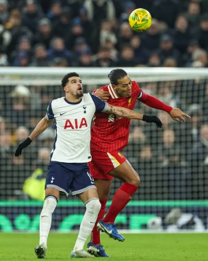 Liverpool 'dan Virgil van Dijk ve Tottenham Hotspur' dan Dominic Solanke, 8 Ocak 2025 'te Tottenham Hotspur Stadyumu' nda oynanan Carabao Kupası Yarı Finalleri 'nde top için mücadele ediyorlar.