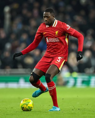 Liverpool 'dan İbrahima Konat, 8 Ocak 2025' te Londra 'daki Tottenham Hotspur Stadyumu' nda oynanan Carabao Kupası Yarı Finalleri 'nde topla bir ara verdi.