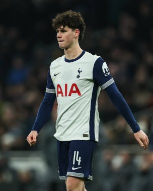 Tottenham Hotspur takımından Archie Gray, 8 Ocak 2025 'te Londra' daki Tottenham Hotspur Stadyumu 'nda oynanan Carabao Kupası Yarı Finali' nde Liverpool 'a karşı birinci bacak Tottenham Hotspur maçında yarışacak.