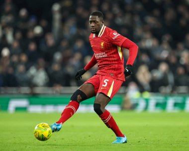 Liverpool 'dan İbrahima Konat, 8 Ocak 2025 tarihinde Londra' daki Tottenham Hotspur Stadyumu 'nda Liverpool' a karşı oynanan Carabao Kupası Yarı Finali 'nde pas veriyor.