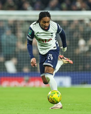Tottenham Hotspur 'dan Djed Spence, 8 Ocak 2025' te Londra 'daki Tottenham Hotspur Stadyumu' nda oynanan Carabao Kupası Yarı Finalleri 'nde topa vuruyor.