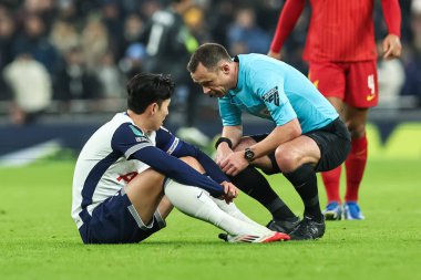 Hakem Stuart Attwell Tottenham Hotspur 'dan Son Heung-Min' i kontrol ediyor ve 8 Ocak 2025 'te Tottenham Hotspur, Londra' daki Tottenham Hotspur Stadyumu 'nda oynanan Carabao Kupası Yarı Finalleri' nde kalıyor.