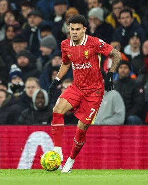Liverpool 'dan Luis Daz, 8 Ocak 2025' te Londra 'daki Tottenham Hotspur Stadyumu' nda oynanan ve Liverpool 'a karşı oynanan Carabao Kupası Yarı Finalleri sırasında topa vuruyor.