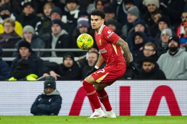 Liverpool 'dan Luis Daz, 8 Ocak 2025' te Londra 'daki Tottenham Hotspur Stadyumu' nda Liverpool 'a karşı oynanan Carabao Kupası Yarı Finalleri sırasında topla birlikte hareket halinde.