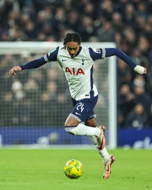 Tottenham Hotspur 'dan Djed Spence, 8 Ocak 2025' te Londra 'daki Tottenham Hotspur Stadyumu' nda oynanan Carabao Kupası Yarı Finalleri 'nde topa vuruyor.