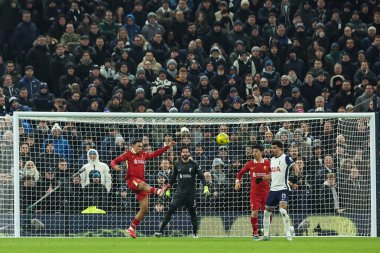 Liverpool 'dan Trent Alexander-Arnold, 8 Ocak 2025' te Londra 'daki Tottenham Hotspur Stadyumu' nda Liverpool 'a karşı oynanan Carabao Kupası Yarı Finalleri' nde topu temizliyor.