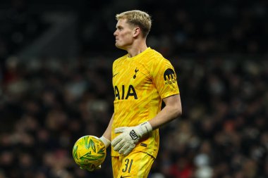 Tottenham Hotspur 'dan Antonin Kinsky, 8 Ocak 2025' te Londra 'daki Tottenham Hotspur Stadyumu' nda oynanan Carabao Kupası Yarı Finalleri 'nde topla hareket halinde.