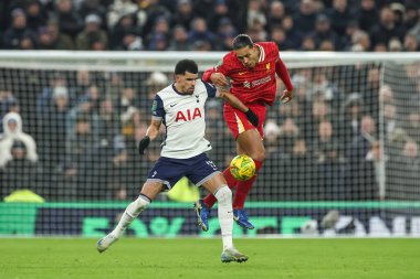 Liverpool 'dan Virgil van Dijk ve Tottenham Hotspur' dan Dominic Solanke, 8 Ocak 2025 'te Tottenham Hotspur Stadyumu' nda oynanan Carabao Kupası Yarı Finalleri 'nde top için mücadele ediyorlar.