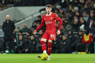 Liverpool 'dan Conor Bradley, 8 Ocak 2025' te Londra 'daki Tottenham Hotspur Stadyumu' nda Liverpool 'a karşı oynanan Carabao Kupası Yarı Finali' nde pas veriyor.