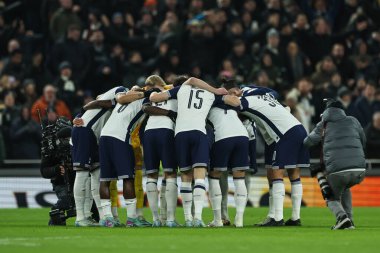 Tottenham Hotspur takımı, 8 Ocak 2025 'te Londra' daki Tottenham Hotspur Stadyumu 'nda Carabao Kupası Yarı Finalleri' nin önünde toplandı.