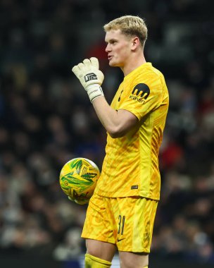 Tottenham Hotspur 'dan Antonin Kinsky, 8 Ocak 2025' te Londra 'daki Tottenham Hotspur Stadyumu' nda oynanan Carabao Kupası Yarı Finalleri 'nde topla hareket halinde.