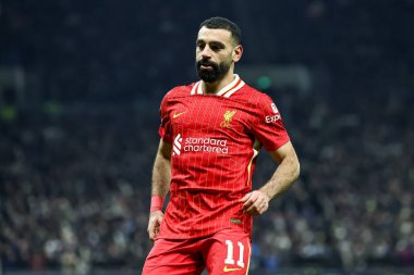Liverpool 'dan Mohamed Salah, 8 Ocak 2025' te Londra 'daki Tottenham Hotspur Stadyumu' nda oynanan Carabao Kupası Yarı Finali 'nde birinci bacak Tottenham Hotspur' a karşı Liverpool maçında çarpışacak.