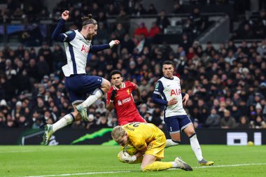Tottenham Hotspur 'dan Antonin Kinsky topu Tottenham Hotspur' dan Radu Drguin 'in ayaklarının dibinde, 8 Ocak 2025' te Tottenham Hotspur 'un Liverpool' a karşı oynadığı Carabao Kupası Yarı Finalleri sırasında topluyor.
