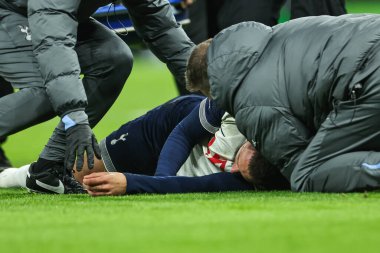 Tottenham Hotspur takımından Rodrigo Bentancur, 8 Ocak 2025 tarihinde Londra 'daki Tottenham Hotspur Stadyumu' nda oynanan Carabao Kupası Yarı Finalleri 'nde Liverpool' a karşı birinci bacak Tottenham Hotspur maçında tedavi gördü.