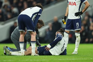 Tottenham Hotspur 'dan Radu Drguin, 8 Ocak 2025' te Londra 'daki Tottenham Hotspur Stadyumu' nda oynanan Carabao Kupası Yarı Finalleri 'nde Liverpool' a karşı birinci bacak Tottenham Hotspur maçında tedavi gördü.