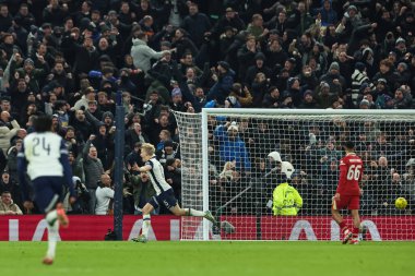 Tottenham Hotspur takımından Lucas Bergvall, 8 Ocak 2025 tarihinde Londra 'daki Tottenham Hotspur Stadyumu' nda oynanan Carabao Kupası Yarı Finalleri 'nde 1-0' lık galibiyetini kutluyor.