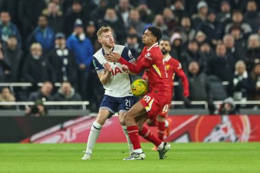 Tottenham Hotspur 'dan Dejan Kulusevski ve Liverpool' dan Cody Gakpo, 8 Ocak 2025 'te Tottenham Hotspur Stadyumu' nda oynanan Carabao Kupası Yarı Finalleri Birinci Bacak Tottenham Hotspur Liverpool maçında top için mücadele ediyorlar.