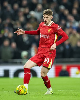 Liverpool 'dan Conor Bradley, 8 Ocak 2025' te Londra 'daki Tottenham Hotspur Stadyumu' nda Liverpool 'a karşı oynanan Carabao Kupası Yarı Finali' nde topa vuruyor.