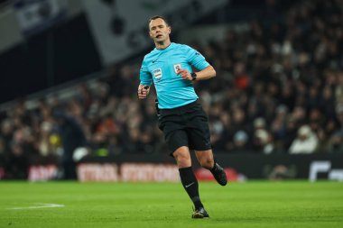 Hakem Stuart Attwell Carabao Kupası Yarı Finalleri sırasında Tottenham Hotspur, Liverpool 'a karşı Tottenham Hotspur Stadyumu, Londra, İngiltere, 8 Ocak 2025