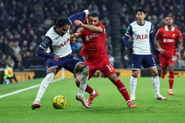 Tottenham Hotspur 'dan Djed Spence ve Liverpool' dan Mohamed Salah, 8 Ocak 2025 'te Tottenham Hotspur Stadyumu' nda oynanan Carabao Kupası Yarı Finalleri 'nde top için mücadele ediyorlar.