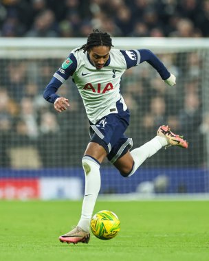 Tottenham Hotspur 'dan Djed Spence, 8 Ocak 2025' te Londra 'daki Tottenham Hotspur Stadyumu' nda oynanan Carabao Kupası Yarı Finalleri 'nde topa vuruyor.