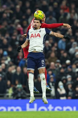 Tottenham Hotspur 'dan Dominic Solanke ve Liverpool' dan Virgil van Dijk, 8 Ocak 2025 'te Tottenham Hotspur Stadyumu' nda Liverpool 'a karşı oynanan Carabao Kupası Yarı Finalleri' nde yüksek top için mücadele ediyorlar.