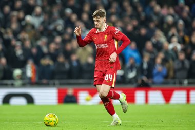 Liverpool 'dan Conor Bradley, 8 Ocak 2025' te Londra 'daki Tottenham Hotspur Stadyumu' nda Liverpool 'a karşı oynanan Carabao Kupası Yarı Finali' nde topa vuruyor.