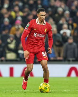 Liverpool 'dan Trent Alexander-Arnold, 8 Ocak 2025' te Londra 'daki Tottenham Hotspur Stadyumu' nda Liverpool 'a karşı oynanan Carabao Kupası Yarı Finali' nde topa ara verdi.