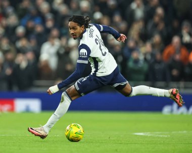 Tottenham Hotspur 'dan Djed Spence, 8 Ocak 2025' te Londra 'daki Tottenham Hotspur Stadyumu' nda oynanan Carabao Kupası Yarı Finalleri 'nde topa vuruyor.