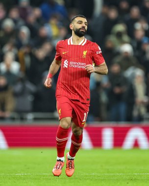 Liverpool 'dan Mohamed Salah, 8 Ocak 2025' te Londra 'daki Tottenham Hotspur Stadyumu' nda oynanan Carabao Kupası Yarı Finali 'nde birinci bacak Tottenham Hotspur' a karşı Liverpool maçında çarpışacak.