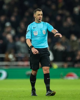 Hakem Stuart Attwell Carabao Kupası Yarı Finalleri sırasında Tottenham Hotspur, Liverpool 'a karşı Tottenham Hotspur Stadyumu, Londra, İngiltere, 8 Ocak 2025