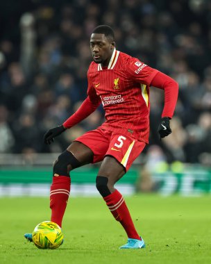 Liverpool 'dan İbrahima Konat, 8 Ocak 2025' te Londra 'daki Tottenham Hotspur Stadyumu' nda oynanan Carabao Kupası Yarı Finalleri 'nde topla bir ara verdi.