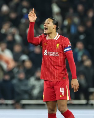 Liverpool 'dan Virgil van Dijk, 8 Ocak 2025' te Londra 'daki Tottenham Hotspur Stadyumu' nda oynanan Carabao Kupası Yarı Finalleri 'nde takımına talimatlar veriyor.