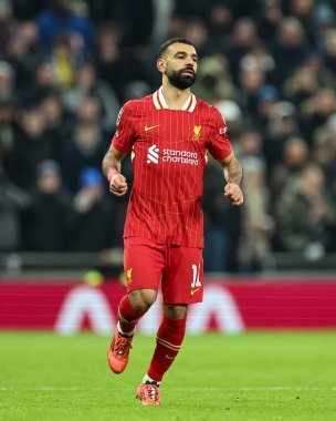 Liverpool 'dan Mohamed Salah, 8 Ocak 2025' te Londra 'daki Tottenham Hotspur Stadyumu' nda oynanan Carabao Kupası Yarı Finali 'nde birinci bacak Tottenham Hotspur' a karşı Liverpool maçında çarpışacak.