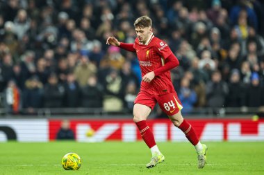 Liverpool 'dan Conor Bradley, 8 Ocak 2025' te Londra 'daki Tottenham Hotspur Stadyumu' nda Liverpool 'a karşı oynanan Carabao Kupası Yarı Finali' nde topa vuruyor.