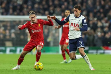Liverpool 'dan Kostas Tsimikas ve Tottenham Hotspur' dan Brennan Johnson, 8 Ocak 2025 'te Tottenham Hotspur Stadyumu' nda oynanan Carabao Kupası Yarı Finalleri 'nde top için mücadele ediyorlar.