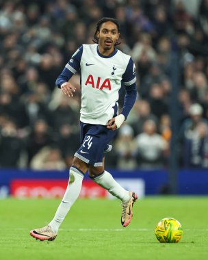 Tottenham Hotspur 'dan Djed Spence, 8 Ocak 2025' te Londra 'daki Tottenham Hotspur Stadyumu' nda oynanan Carabao Kupası Yarı Finalleri 'nde topa vuruyor.