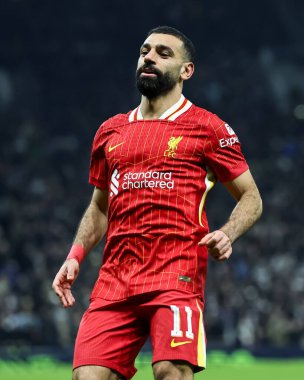 Liverpool 'dan Mohamed Salah, 8 Ocak 2025' te Londra 'daki Tottenham Hotspur Stadyumu' nda oynanan Carabao Kupası Yarı Finali 'nde birinci bacak Tottenham Hotspur' a karşı Liverpool maçında çarpışacak.