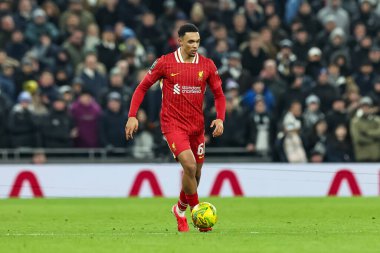 Liverpool 'dan Trent Alexander-Arnold, 8 Ocak 2025' te Londra 'daki Tottenham Hotspur Stadyumu' nda Liverpool 'a karşı oynanan Carabao Kupası Yarı Finali' nde topa ara verdi.