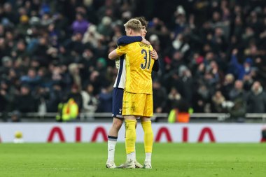 Tottenham Hotspur 'dan Archie Gray ve Antonin Kinsky, Lucas Bergvall' ın 8 Ocak 2025 'te Tottenham Hotspur Stadyumu' nda oynanan Carabao Kupası Yarı Finallerinde 1-0 'lık golünü kutluyorlar.