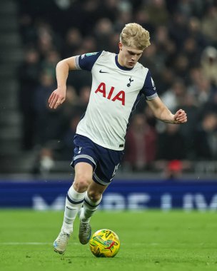 Tottenham Hotspur takımından Lucas Bergvall, 8 Ocak 2025 'te Londra' daki Tottenham Hotspur Stadyumu 'nda oynanan Carabao Kupası Yarı Finalleri' nde topa vuruyor.