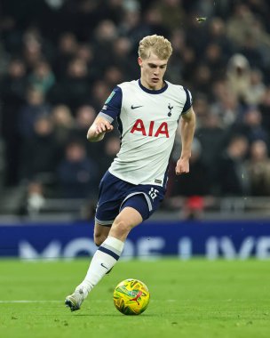 Tottenham Hotspur takımından Lucas Bergvall, 8 Ocak 2025 'te Londra' daki Tottenham Hotspur Stadyumu 'nda oynanan Carabao Kupası Yarı Finalleri' nde topa vuruyor.