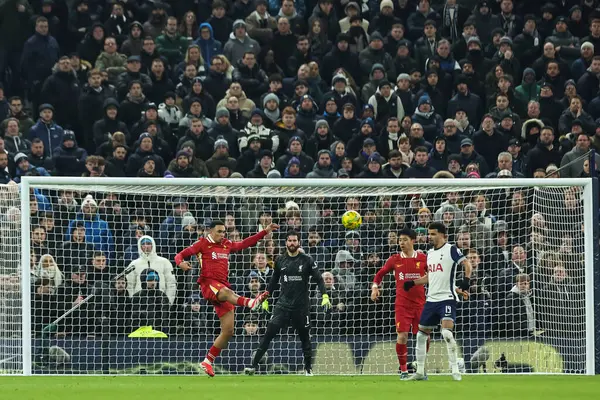 Liverpool 'dan Trent Alexander-Arnold, 8 Ocak 2025' te Londra 'daki Tottenham Hotspur Stadyumu' nda Liverpool 'a karşı oynanan Carabao Kupası Yarı Finalleri' nde topu temizliyor.