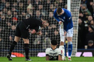Everton 'dan Jake O' Brien, 9 Ocak 2025 'te İngiltere' nin Liverpool kentinde Goodison Park 'ta oynanan 3. tur karşılaşmasında Peterborough United' a karşı oynanan Emirlikler Kupası karşılaşmasında Peterborough United 'tan Jadel Katongo' ya kramplarla yardım ediyor.